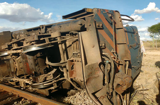 Loc 2 LOCOMOTIVA DE CARGA DESCARRILHA E TOMBA EM SANTALUZ NA BAHIA Loc 2