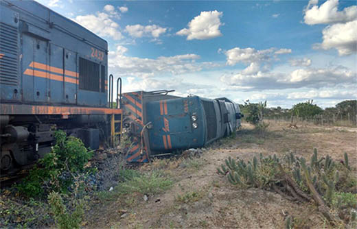 Loc 3 LOCOMOTIVA DE CARGA DESCARRILHA E TOMBA EM SANTALUZ NA BAHIA Loc 3