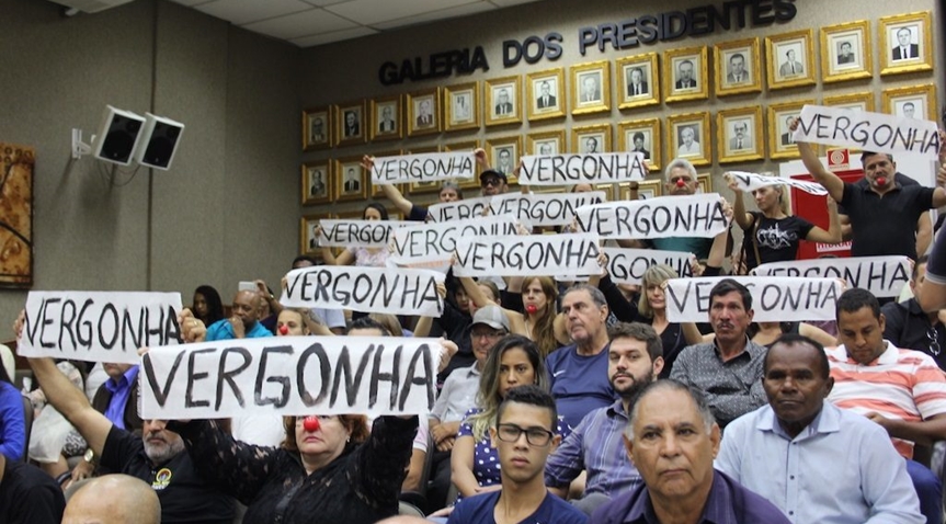 Posse 1 VEREADORES PRESOS TOMAM POSSE SOB ESCOLTA POLICIAL E PROTESTOS DE ELEITORES Posse 1