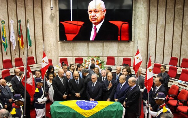 cORPO APÓS HOMENAGENS CORPO DO MINISTRO TEORI ZAVASCKI É ENTERRADO EM PORTO ALEGRE cORPO