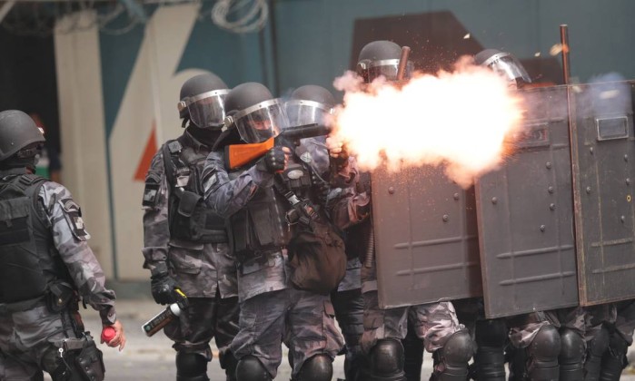 Alerj 1 CAOS E TUMULTO NO RIO DE JANEIRO - MUITOS FERIDOS DURANTE CONFRONTO ENTRE MANIFESTANTES E POLICIA MILITAR Alerj 1