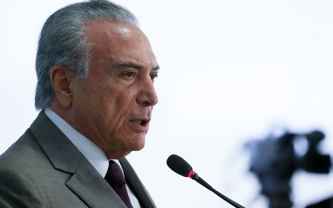 Michel Temer MICHEL TEMER DIZ EM PRONUNCIAMENTO: MINISTROS DENUNCIADOS NA LAVA-JATO SERÃO AFASTADOS Michel Temer