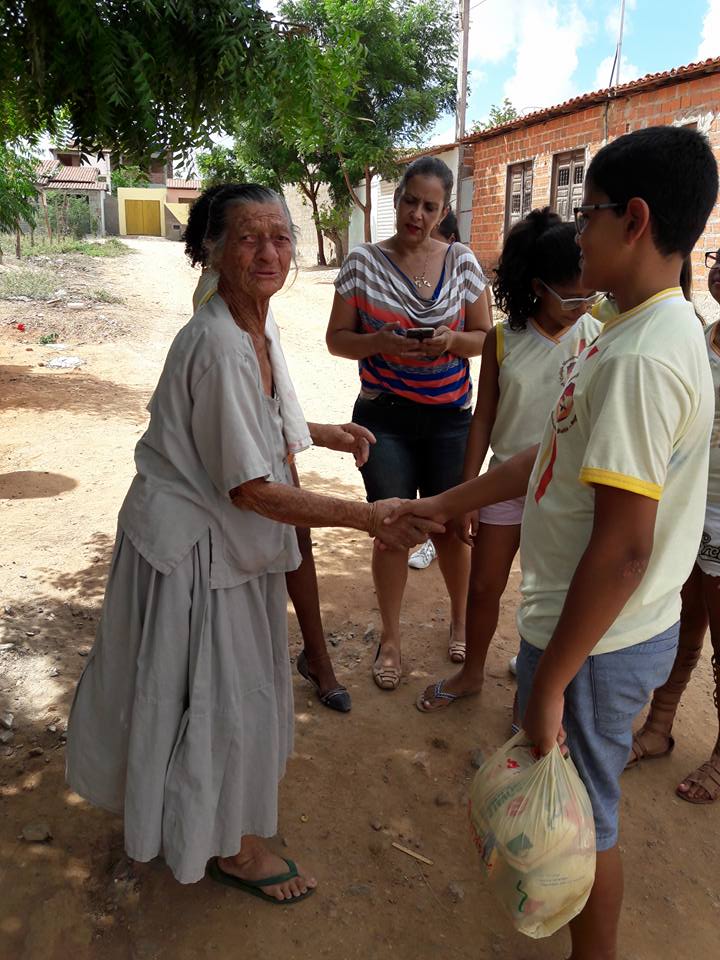 Q 1 QUEIMADAS/BA - ALUNOS DO COLEGIO SÔNIA MARIA SILVA REALIZAM AÇÃO SOLIDÁRIA Q 1
