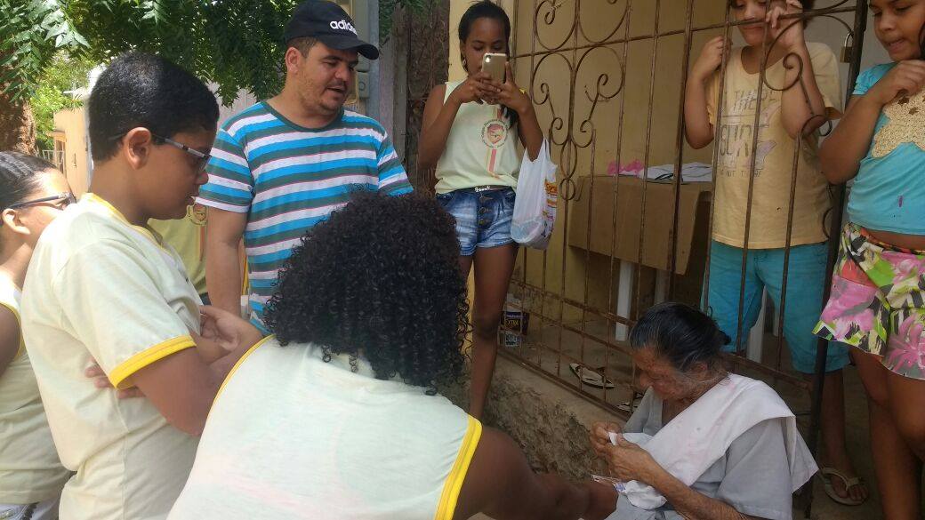 Q 16 QUEIMADAS/BA - ALUNOS DO COLEGIO SÔNIA MARIA SILVA REALIZAM AÇÃO SOLIDÁRIA Q 16