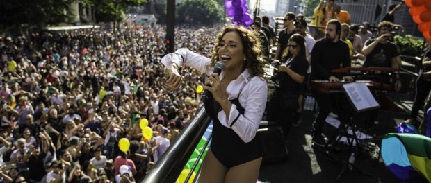 Daniele PARADA GAY REÚNE MULTIDÃO EM SÃO PAULO COM 19 TRIOS ELÉTRICOS Daniele