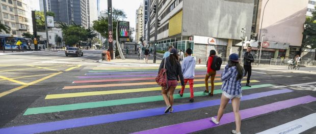 Foto 9 PARADA GAY REÚNE MULTIDÃO EM SÃO PAULO COM 19 TRIOS ELÉTRICOS Foto 9
