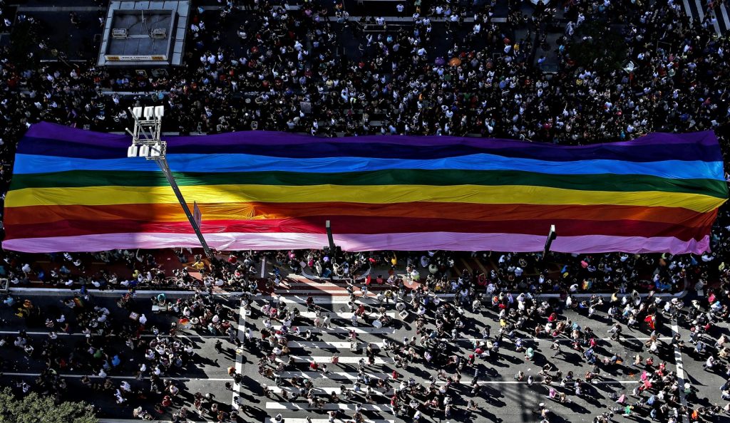 parada gay PARADA GAY REÚNE MULTIDÃO EM SÃO PAULO COM 19 TRIOS ELÉTRICOS parada gay