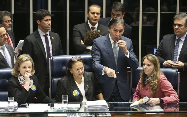 rEFORMA REFORMA TRABALHISTA - APÓS PROTESTO, SENADO APROVA COM 50 VOTOS FAVORÁVEIS rEFORMA