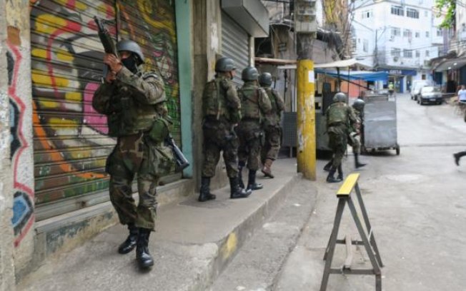 F2 EXÉRCITO OCUPA A FAVELA DA ROCINHA NO RIO DE JANEIRO F2