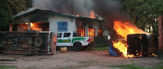 Amazona 3 ATAQUES A ÓRGÃOS AMBIENTAIS NA AMAZONA - GOVERNO FEDERAL ENVIA TROPAS Amazona 3