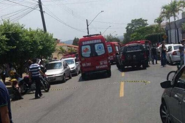 Edscola 5 ALUNO INVADE ESCOLA E MATA DOIS COLEGAS DEIXANDO VÁRIOS FERIDOS EM GOIÂNIA Edscola 5