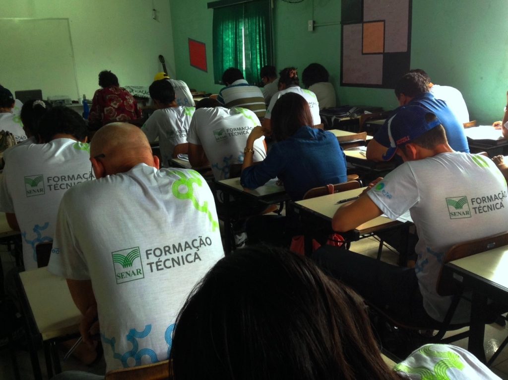 Sinear SENAR e SINDICATO RURAL DE PETROLINA/PE PROMOVEM CURSO DE: “ENCARREGADO DE CAMPO” Sinear