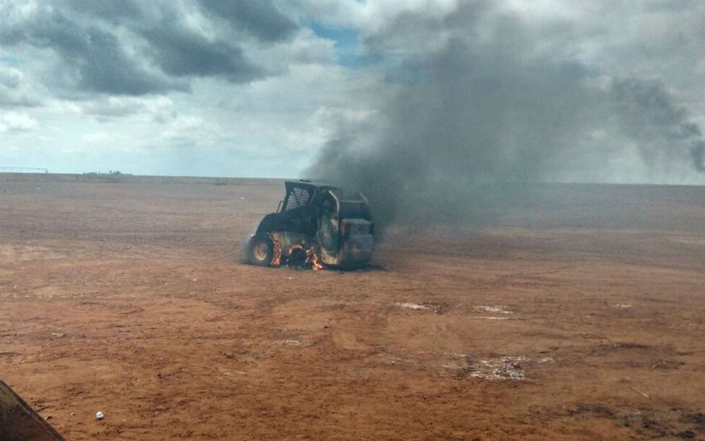 MST Trator DESTRUIÇÃO EM CORRENTINA/BA - MANIFESTANTES INVADE FAZENDA E PROVOCAM CENAS DE TERRORISMO NO OESTE DA BAHIA MST Trator