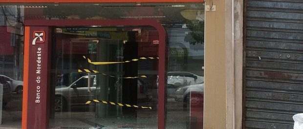 Cati 1 Nordeste NOITE DE TERROR EM CATU/BA - BANDO ATACA QUATRO BANCOS, UMA LOTÉRICA E LOJAS. Cati 1 Nordeste