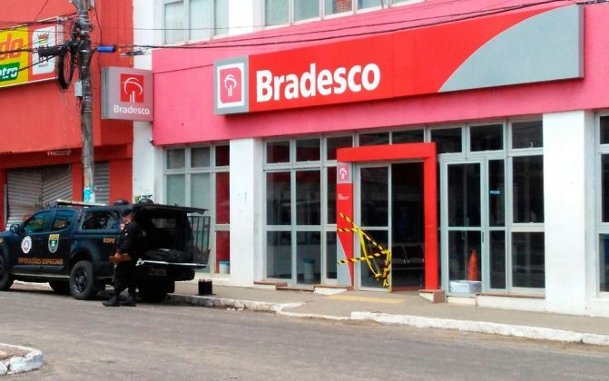 Catu 4 brades NOITE DE TERROR EM CATU/BA - BANDO ATACA QUATRO BANCOS, UMA LOTÉRICA E LOJAS. Catu 4 brades