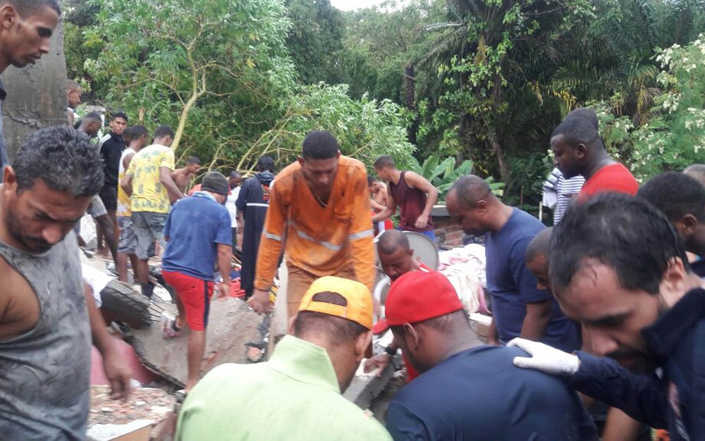 soterra 1 DESABAMENTO DE PRÉDIO MATA CRIANÇA E DEIXA SOTERRADOS NO BAIRRO DE PITUAÇU EM SALVADOR/BA. soterra 1