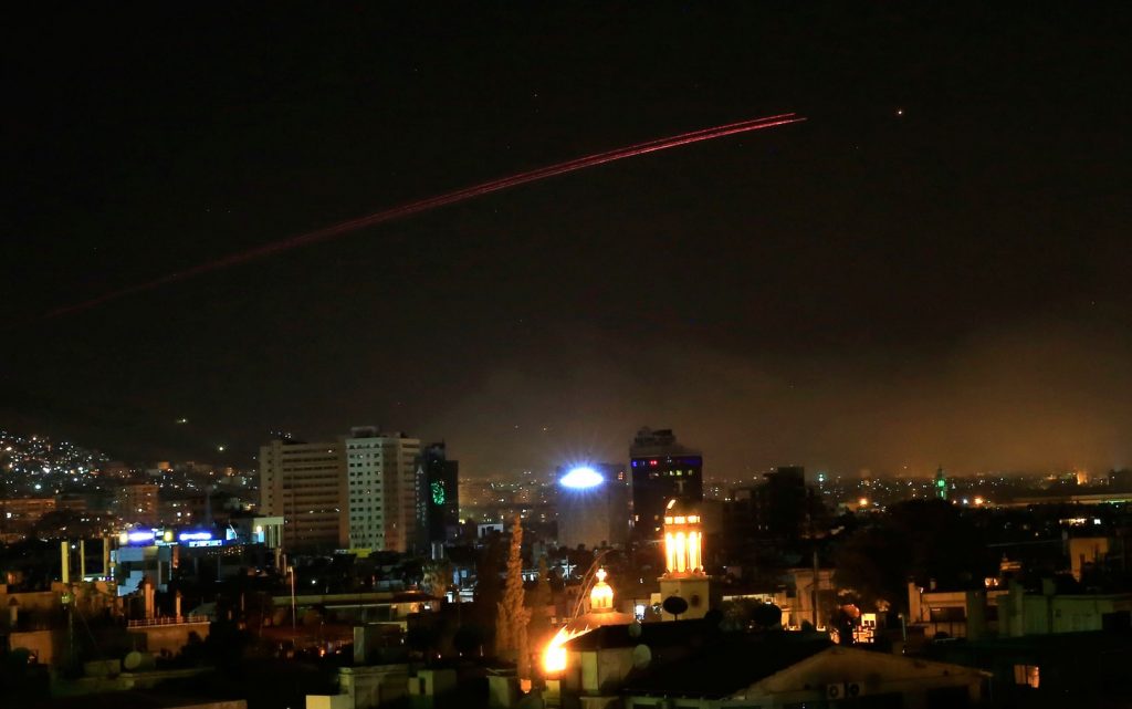 Siria 1 SÍRIA CONTRA-ATACA E DERRUBA 13 MÍSSEIS LANÇADOS PELOS EUA Siria 1