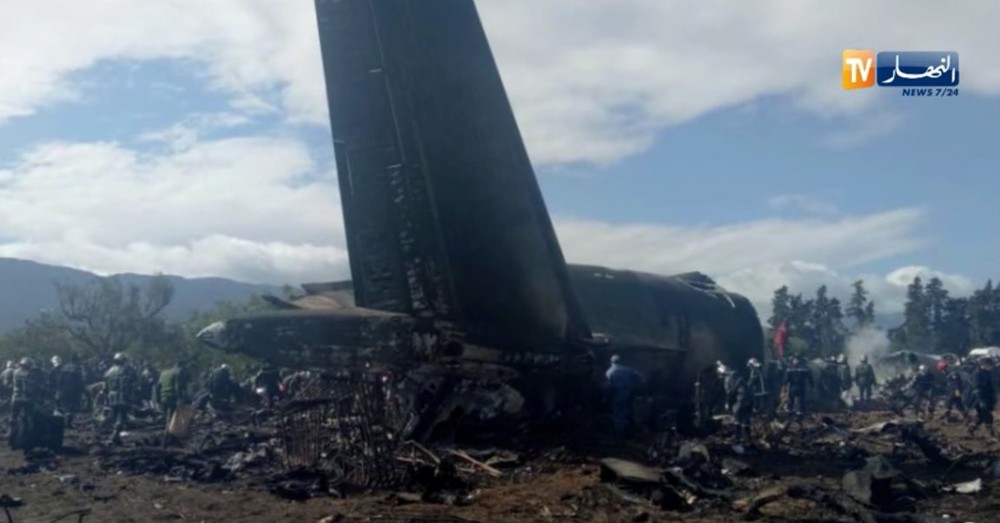 aVIA II QUEDA DE AVIÃO NA ARGÉLIA DEIXA 257 MORTOS aVIA II