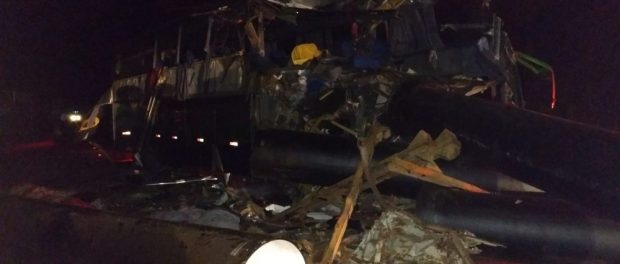 onibus 1 ACIDENTE COM ÔNIBUS, CARRETA E CAMINHONETE DEIXA SETE MORTOS E MUITOS FERIDOS EM GOVERNADOR VALADARES/MG. onibus 1