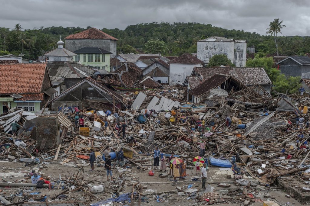 Vulcão 5 TSUNAMI NA INDONESIA - SOBE PARA 373 MORTOS E 1400 FERIDOS Vulcão 5