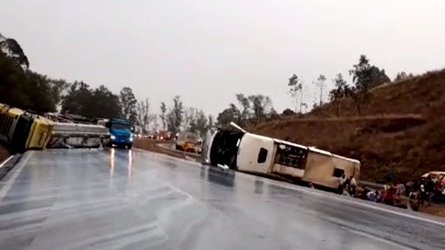 onibus bate com carreta na br040 ÔNIBUS COM ROMEIROS DE CANSANÇÃO/BA SOFREU GRAVE ACIDENTE EM SETE LAGOAS - MINAS GERAIS onibus bate com carreta na br040
