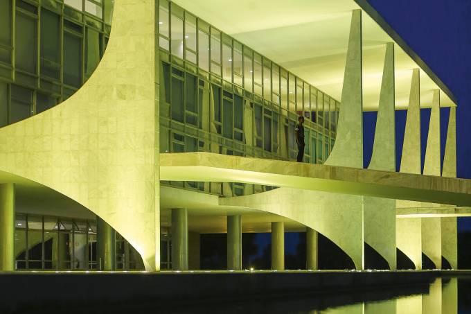 Plan 1 AS REGALIAS DO PALÁCIO DO PLANALTO: FROTA DE 102 CARROS E 5 CONSULTÓRIOS DE DENTISTA Plan 1