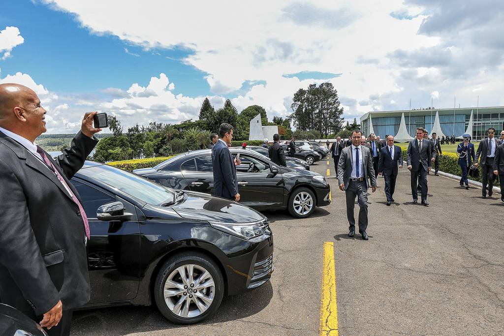 Plan 4 AS REGALIAS DO PALÁCIO DO PLANALTO: FROTA DE 102 CARROS E 5 CONSULTÓRIOS DE DENTISTA Plan 4