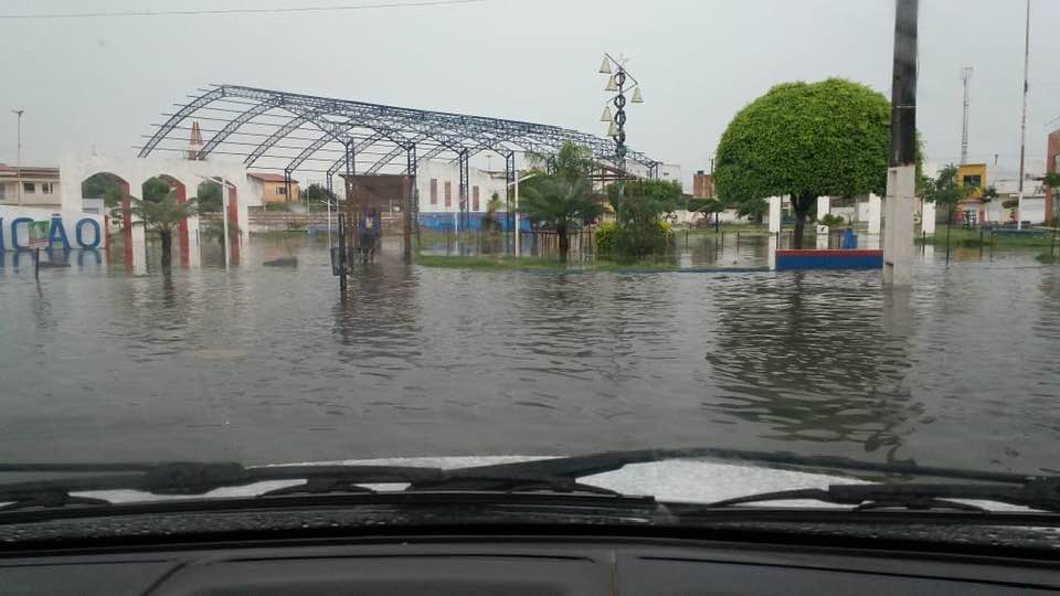can 3 INUNDAÇÃO EM CANSANÇÃO/BA: UMA DAS PRINCIPAIS AVENIDAS DA CIDADE TEVE QUE SER INTERDITADA NESTE DOMINGO. can 3