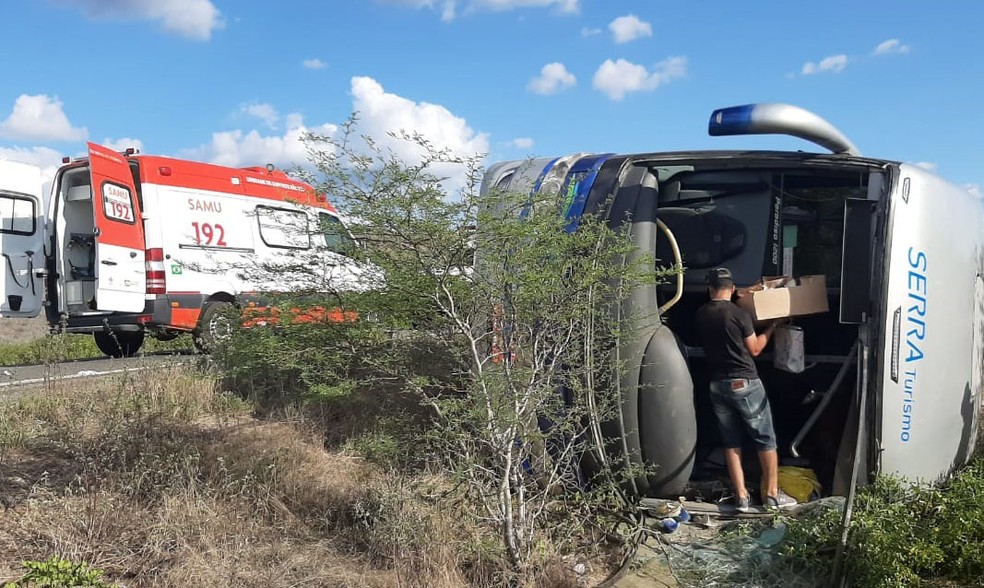 canudos GRAVE ACIDENTE DE ÔNIBUS NO SERTÃO DA BAHIA canudos