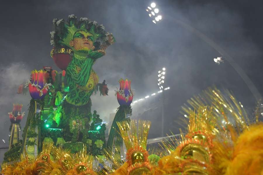4 Mancha CARNAVAL DE SÃO PAULO 2020 - NA PRIMEIRA NOITE TEM PROTESTOS E FANTASIAS LUXUOSAS 4 Mancha