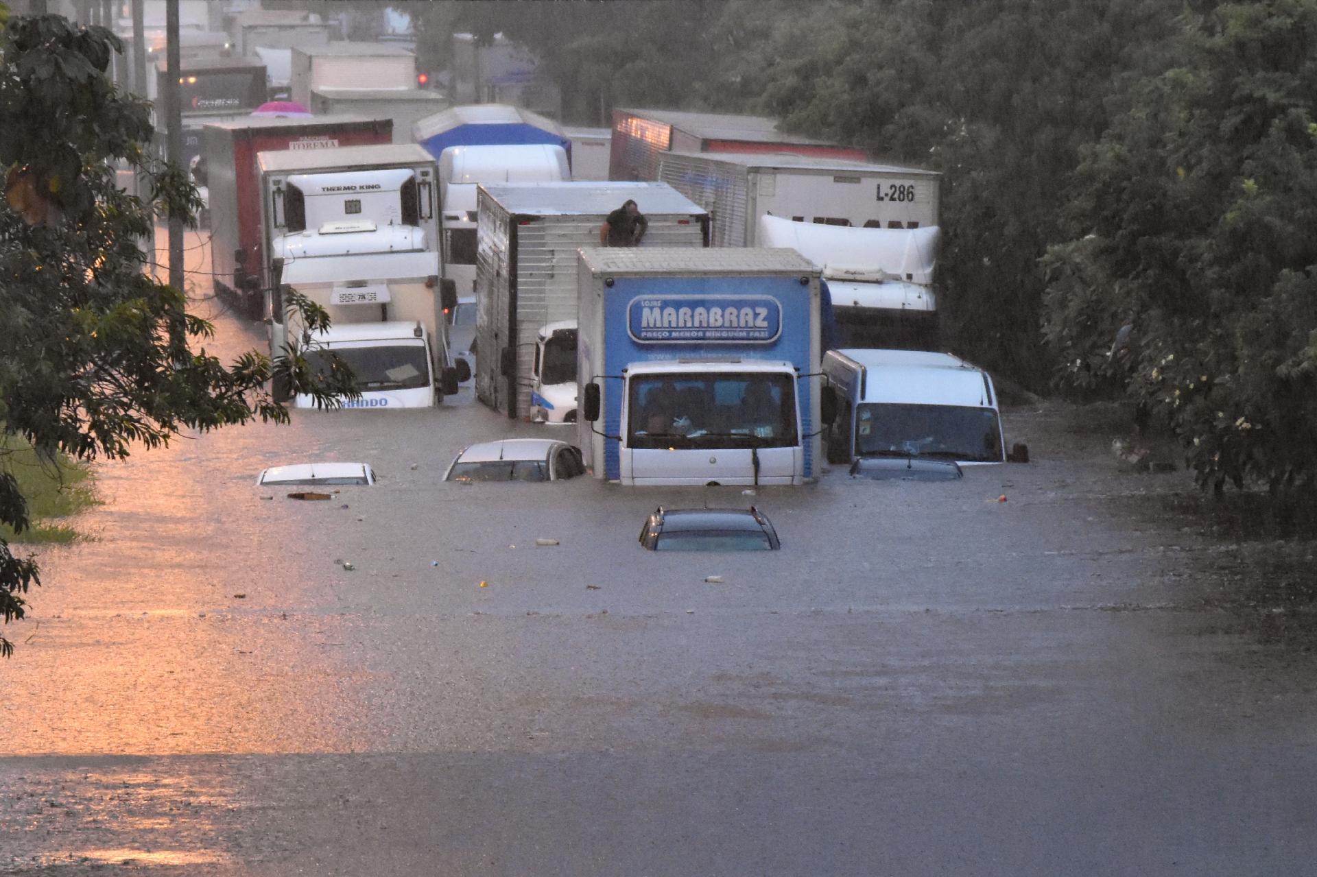 carros ficam quase submersos em alagamento na ponte das bandeiras na marginal tiete TEMPORAL PROVOCA ALAGAMENTOS EM SÃO PAULO: LINHAS DA CPTM E AS PRINCIPAIS MARGINAIS SÃO AFETADAS carros ficam quase submersos em alagamento na ponte das bandeiras na marginal tiete