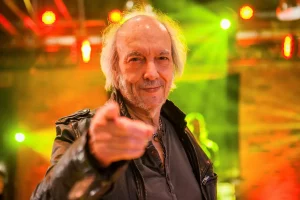 erasmo poste MORRE ERASMO CARLOS - PIONEIRO DO ROCK NO BRASIL E SÍMBOLO DA JOVEM GUARDA erasmo poste