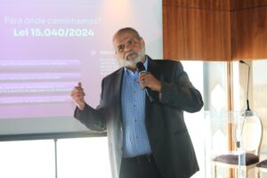1 01 Adilson Neri CCS-SP DISCUTE OS IMPACTOS DAS MUDANÇAS NA LEGISLAÇÃO DE SEGUROS PARA OS CORRETORES 1 01 Adilson Neri