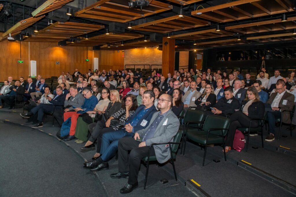 03 plateia Mesa redonda Desafios da Distribuicao de Seguros de Vida 21ago25 LIDERANÇAS DOS CORRETORES APONTAM CAMINHOS PARA AMPLIAR A VENDA DE SEGURO DE VIDA 03 plateia Mesa redonda Desafios da Distribuicao de Seguros de Vida 21ago25
