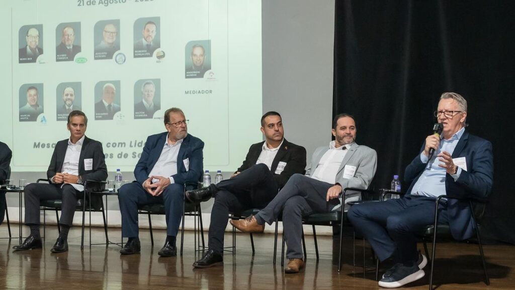 05 Anderson Mundim Alvaro Fonseca Roberto Goncalves Waldimir Simoes e Milton Ferreira 1 LIDERANÇAS DOS CORRETORES APONTAM CAMINHOS PARA AMPLIAR A VENDA DE SEGURO DE VIDA 05 Anderson Mundim Alvaro Fonseca Roberto Goncalves Waldimir Simoes e Milton Ferreira 1