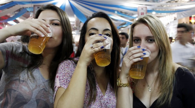 Resultado de imagem para Mulher que bebe cerveja é mais feliz e tem menos chances de infartar, diz estudo