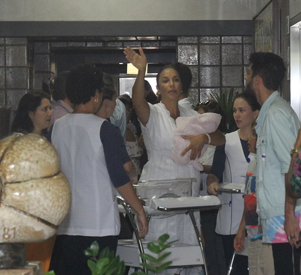 1 lFsJ2CP Ivete deixa maternidade com gêmeas no colo; veja fotos 1 lFsJ2CP