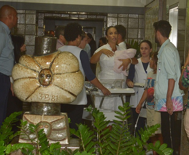 5 VboLWi3 Ivete deixa maternidade com gêmeas no colo; veja fotos 5 VboLWi3