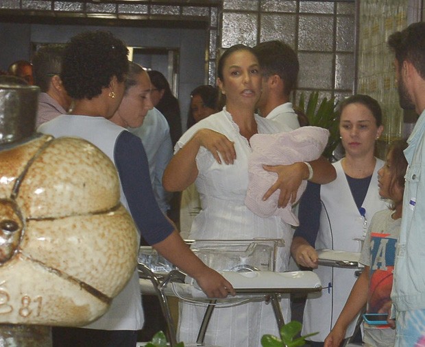 ivete sangalo e familia 4 Ivete deixa maternidade com gêmeas no colo; veja fotos ivete sangalo e familia 4