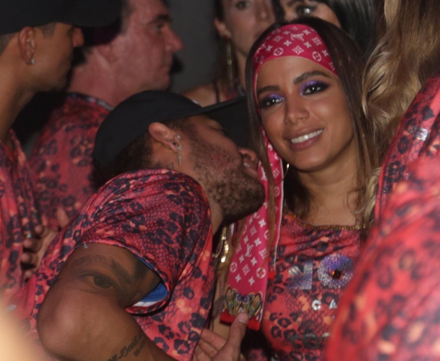 depois neymar vota a ficar perto de anitta no camarote Amor de Carnaval? Neymar e Anitta ficam juntos e trocam beijos na Sapucaí depois neymar vota a ficar perto de anitta no camarote