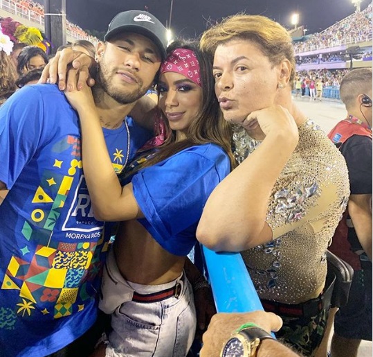 foto Amor de Carnaval? Neymar e Anitta ficam juntos e trocam beijos na Sapucaí foto