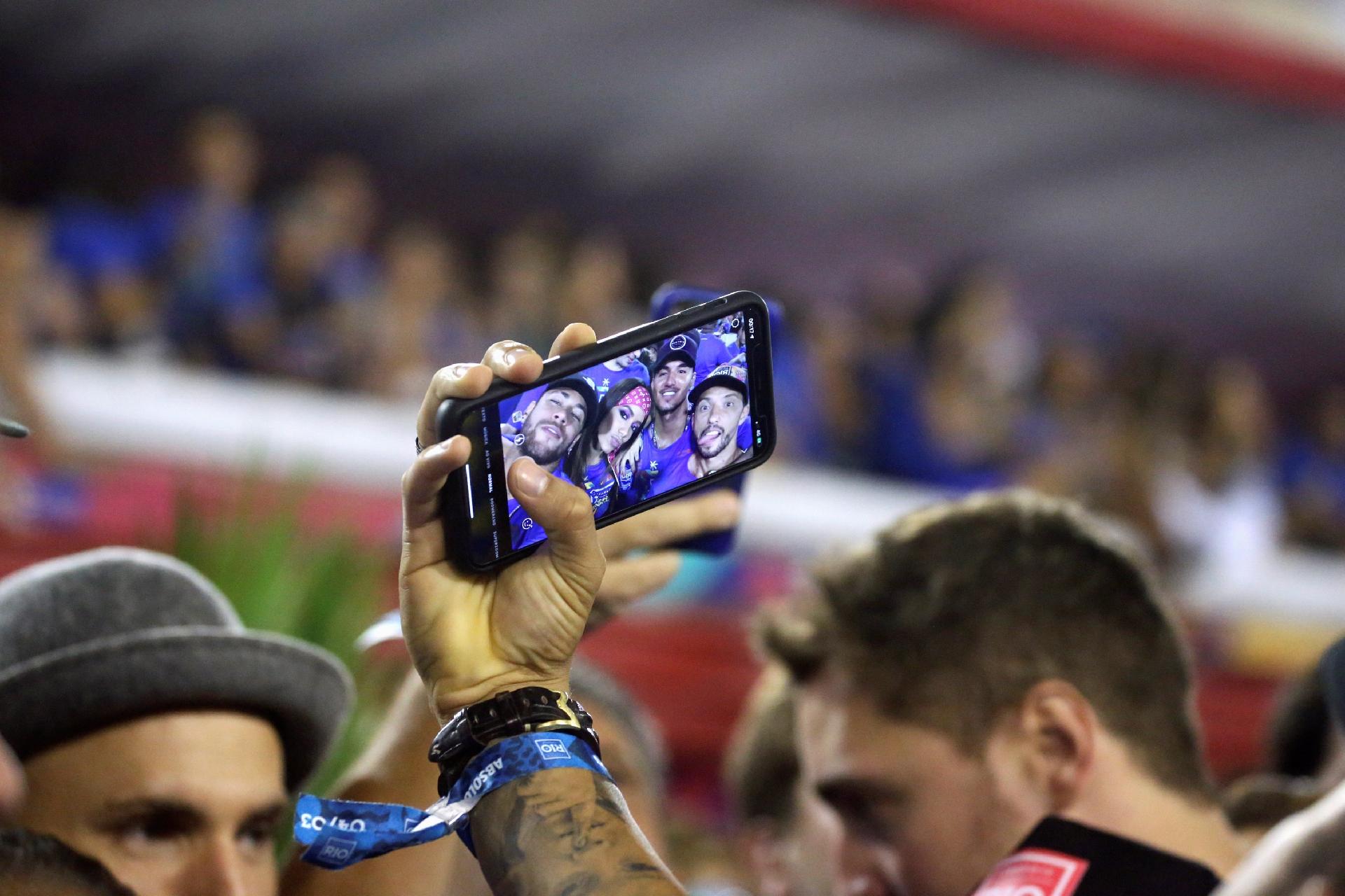 jogador de futebol nene fazem selfie na sapucai durante o desfile das Amor de Carnaval? Neymar e Anitta ficam juntos e trocam beijos na Sapucaí jogador de futebol nene fazem selfie na sapucai durante o desfile das
