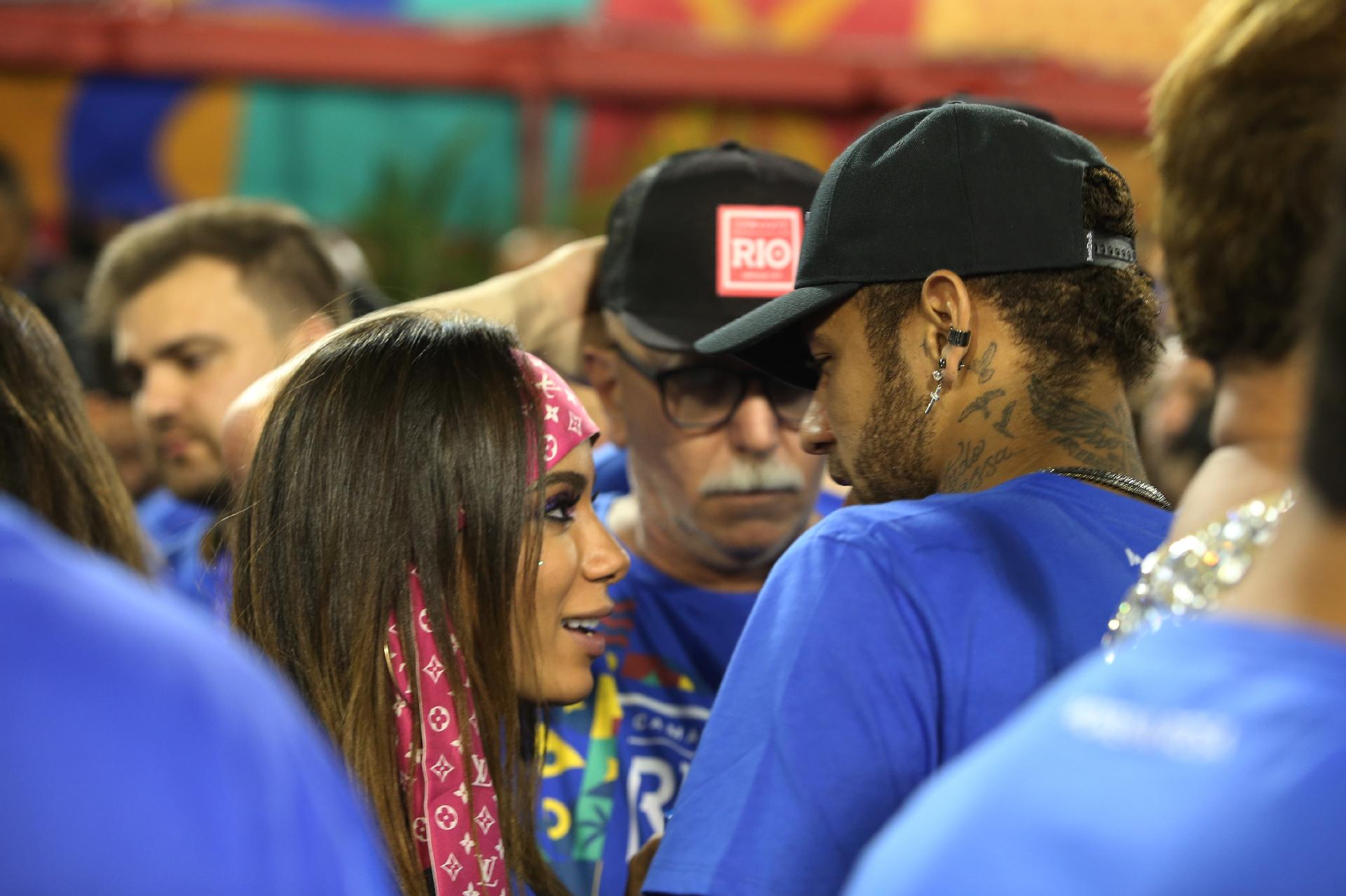 marques de sapucai durante desfile de portela Amor de Carnaval? Neymar e Anitta ficam juntos e trocam beijos na Sapucaí marques de sapucai durante desfile de portela