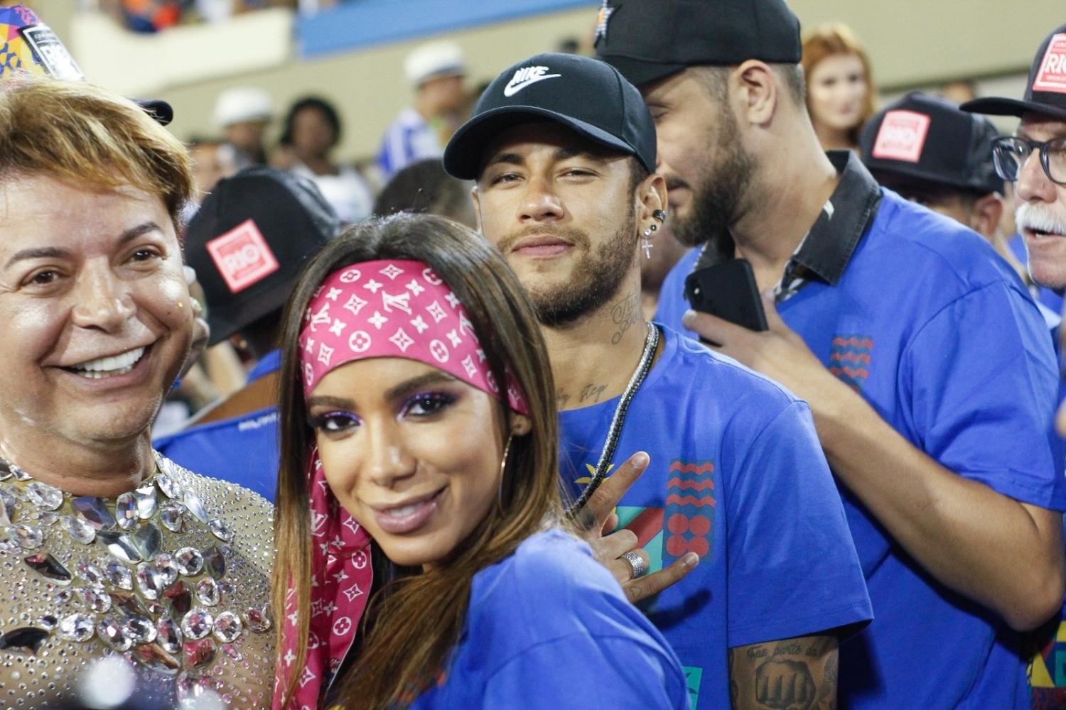 neymar anitta e david brazil em camarote na sapucai Amor de Carnaval? Neymar e Anitta ficam juntos e trocam beijos na Sapucaí neymar anitta e david brazil em camarote na sapucai