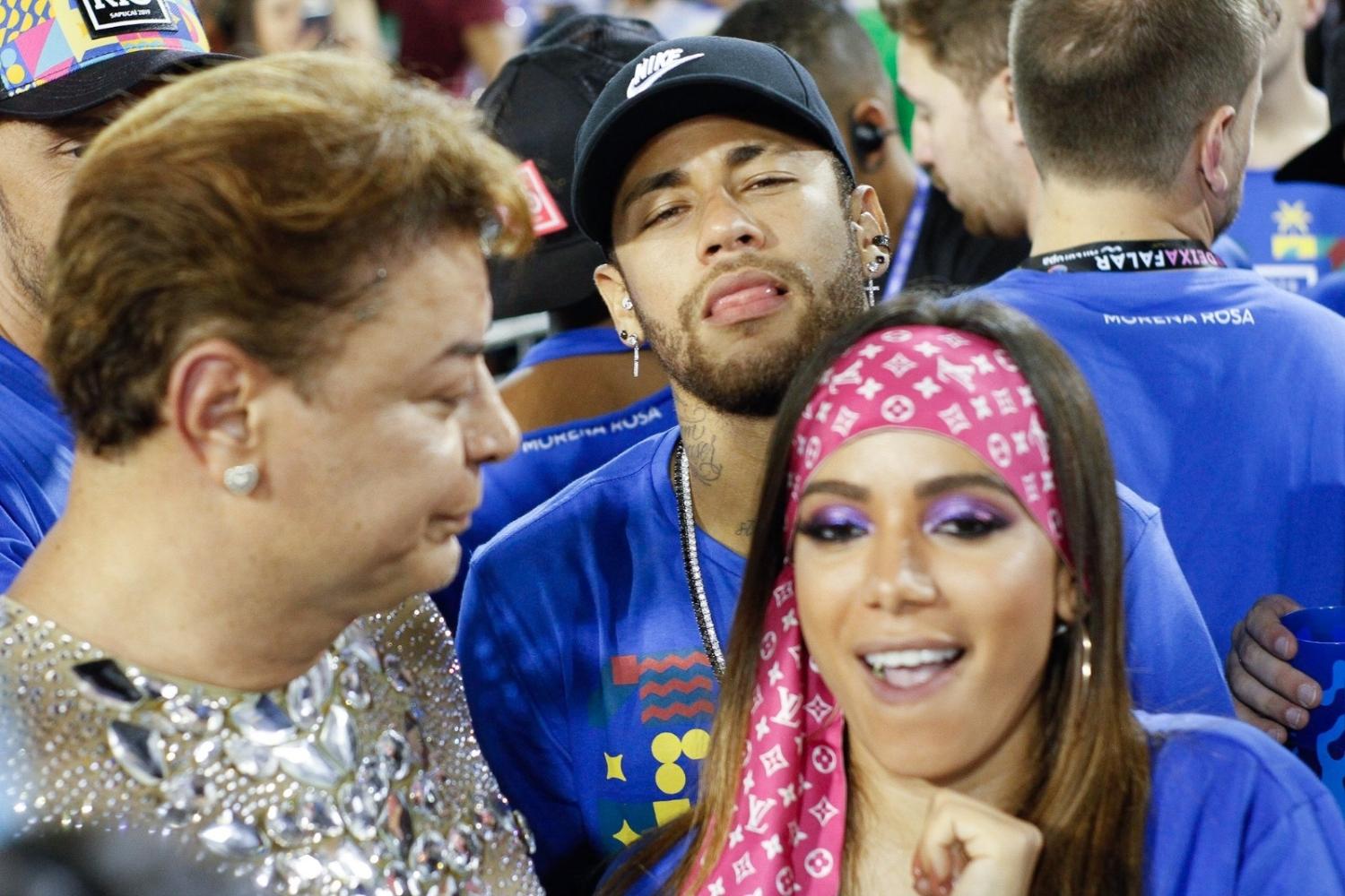 neymar e anitta fazem pose para fotografos na avenida Amor de Carnaval? Neymar e Anitta ficam juntos e trocam beijos na Sapucaí neymar e anitta fazem pose para fotografos na avenida