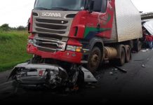 Acidente envolvendo quatro caminhões e um carro na BR-116