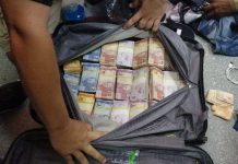 Mala com dinheiro encontrada com homens suspeitos de roubarem banco em Teixeira de Freitas, no sul da Bahia — Foto: Divulgação/Polícia Federal