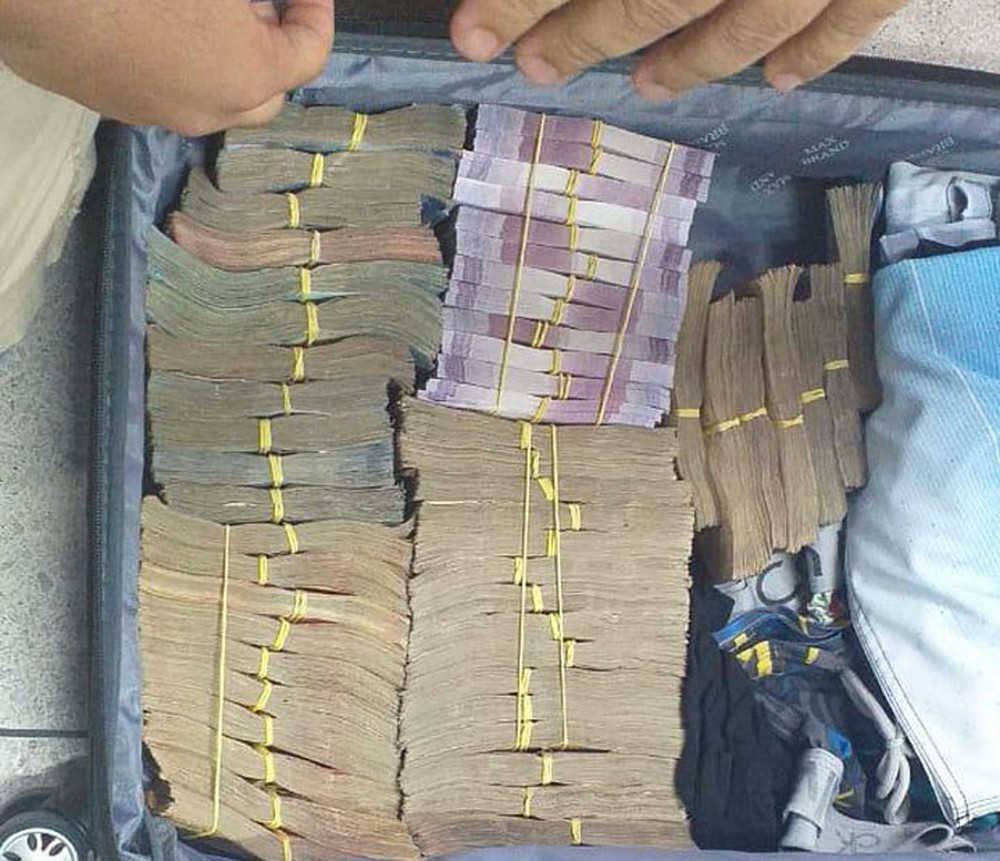 Mala com dinheiro encontrada com homens suspeitos de furtarem banco em Teixeira de Freitas, no sul da Bahia — Foto: Divulgação/Polícia Federal