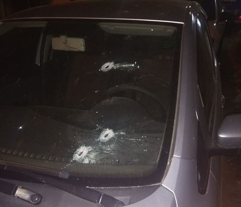 Carros da cidade de Mulungu do Morro, no interior da Bahia, foram atingidos por tiros em ação de criminosos contra posto bancário — Foto: Edivaldo Braga/Blogbraga
