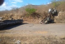 O caminhão pipa tombou e interditou momentaneamente a BA-220 na altura da Ladeira do Papagaio